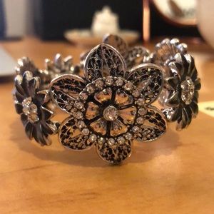 Cuff bracelet with flowers